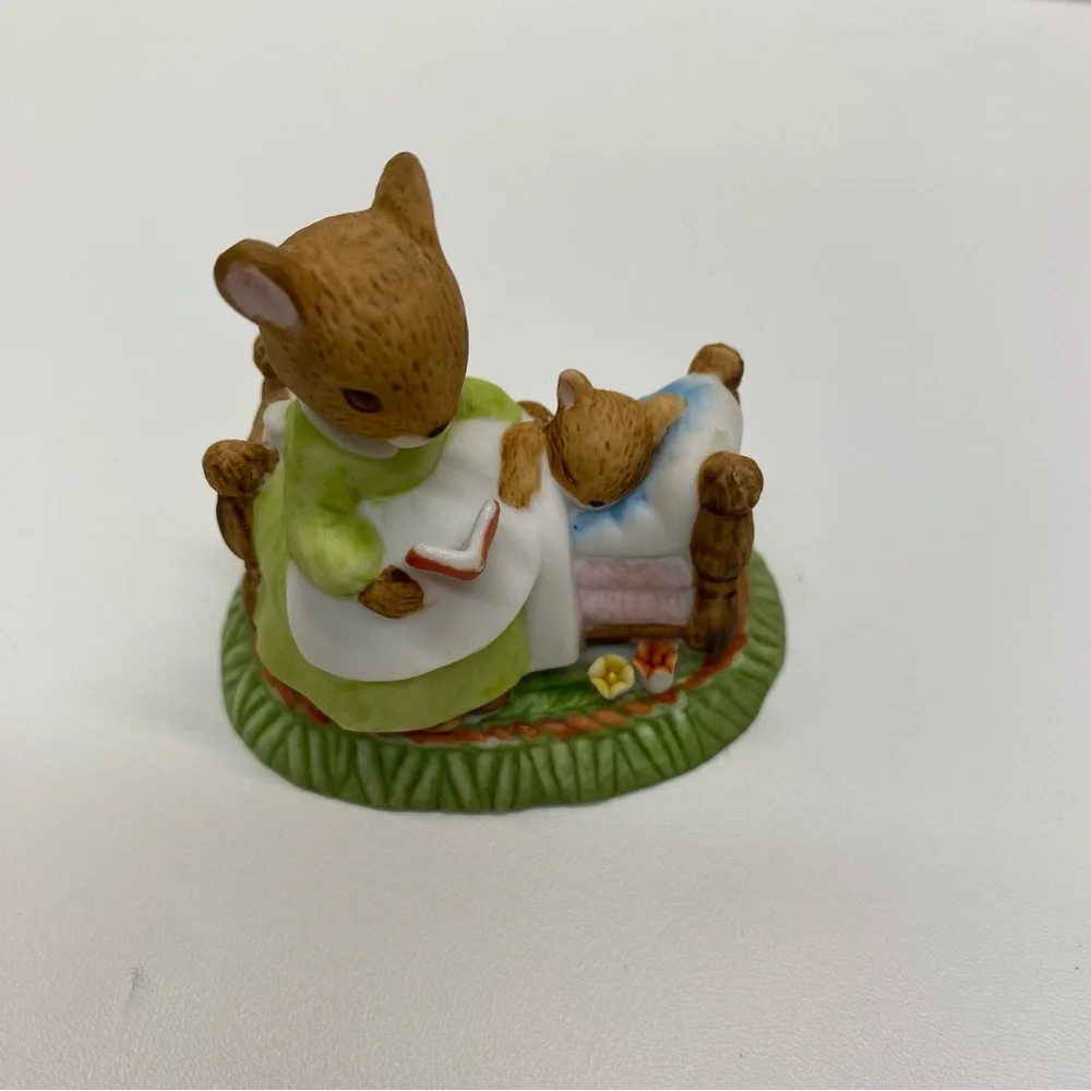 Enesco Vintage Mother Mouse Reading Bedtime Story To Baby Mouse 1976 E-8716 Deco